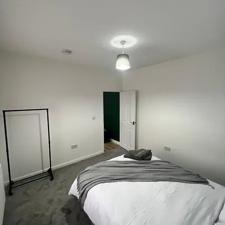 Alexandra Apartment -Secured Parking -2 Bedrooms Crewe Exterior photo
