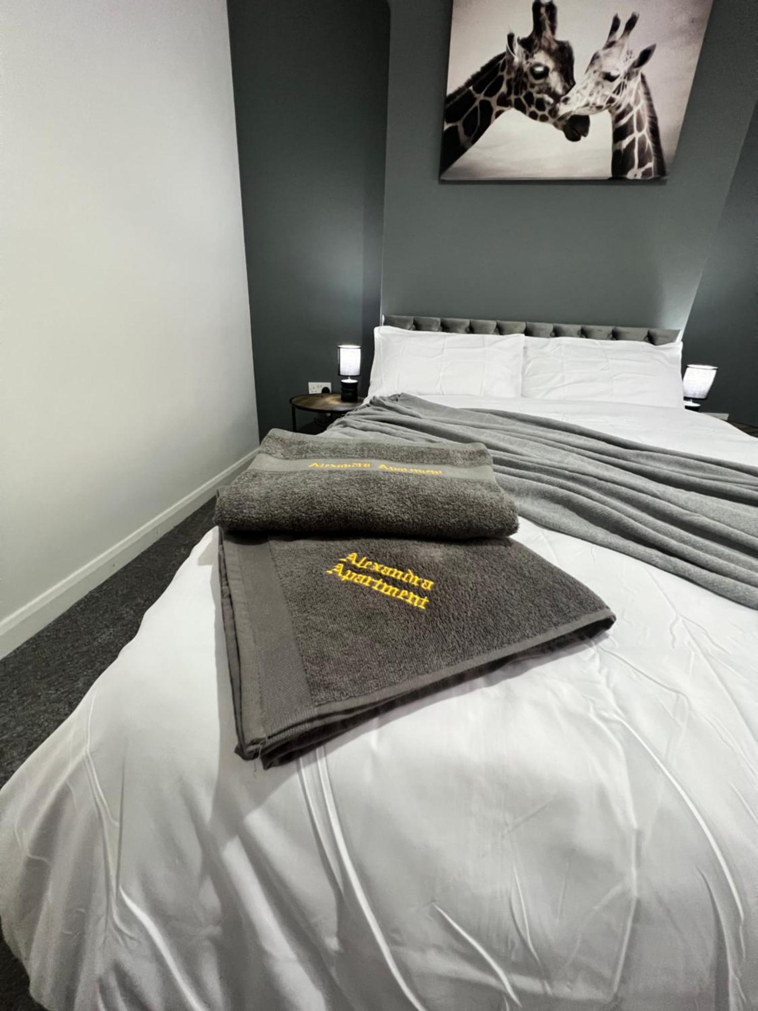 Alexandra -secured Parking -2 Bedrooms *